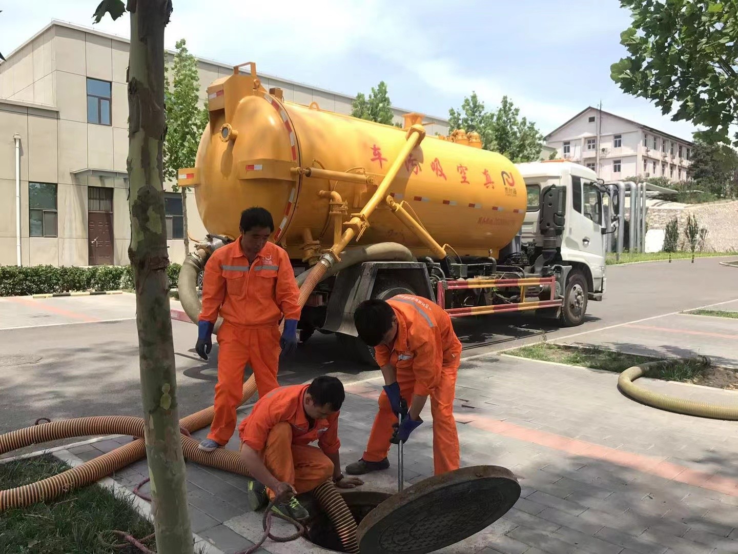 昂仁管道疏通车停在窨井附近