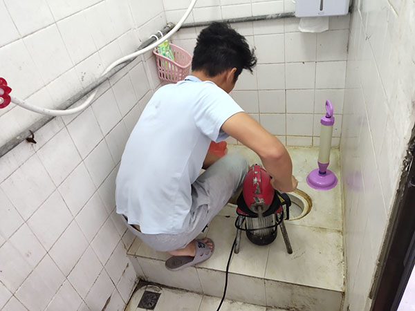 昂仁管道堵塞冒臭气 专业师傅现场解决问题