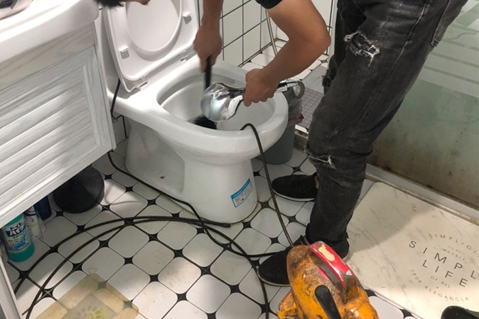 昂仁马桶堵塞自己疏通还是找师傅?专业上门服务让你省时更省心